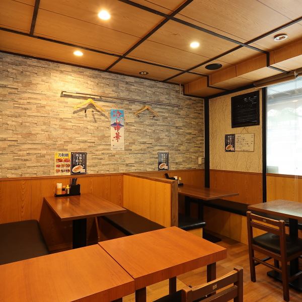 広々としたアットホームな店内は、ゆったりとした雰囲気で、テーブル席が多数ご用意されています。宴会やデート、女子会、家族との食事など、さまざまなシーンに対応可能です。落ち着いた空間で、楽しいひとときをお過ごしください。