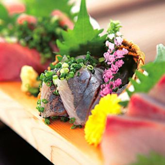 享用当地鱼类生鱼片、握寿司等★5,500日元套餐，共7道菜（2小时无限畅饮，LO前30分钟）