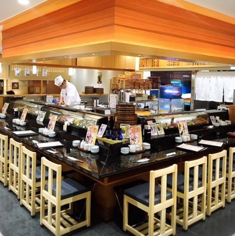 沼津魚がし鮨は、沼津魚市場のセリ権を持った寿司屋です。 富士山の麓にある駿河湾、日本一深いこの漁場には約1,200種の魚類が生息しています。 “沼津”という駿河湾でも最高の漁場から直送される魚介の数々。 魚がし鮨だからご用意できる新鮮な食材、珍しい地魚を是非お召し上がりください。
