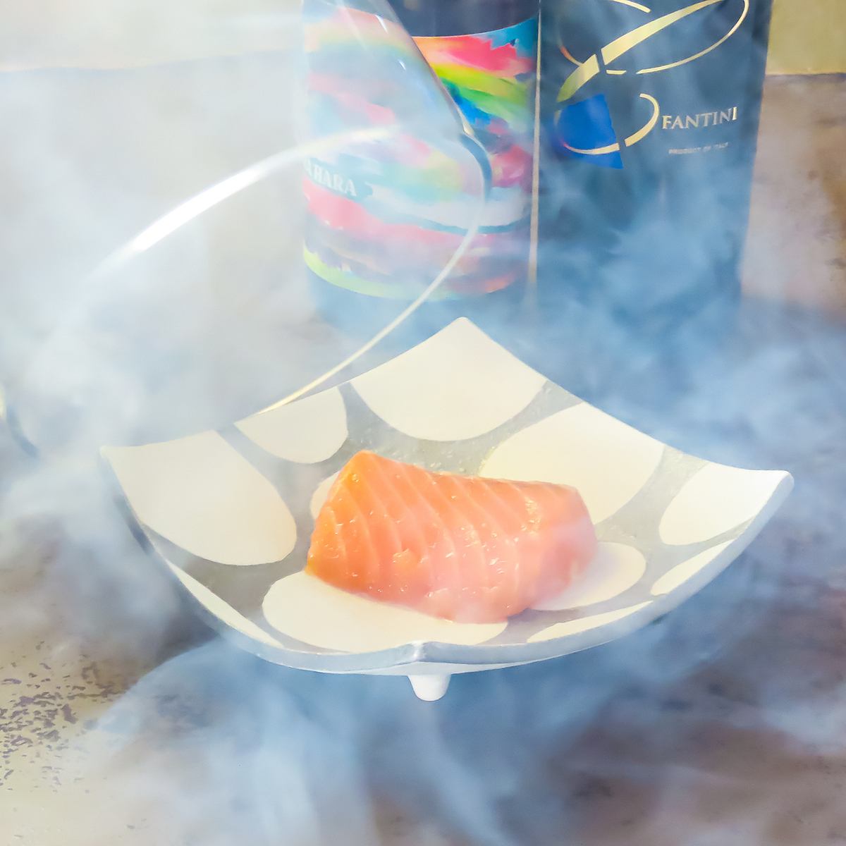 テーブルの上で燻製するサーモン。香りが強く旨味たっぷり◎
