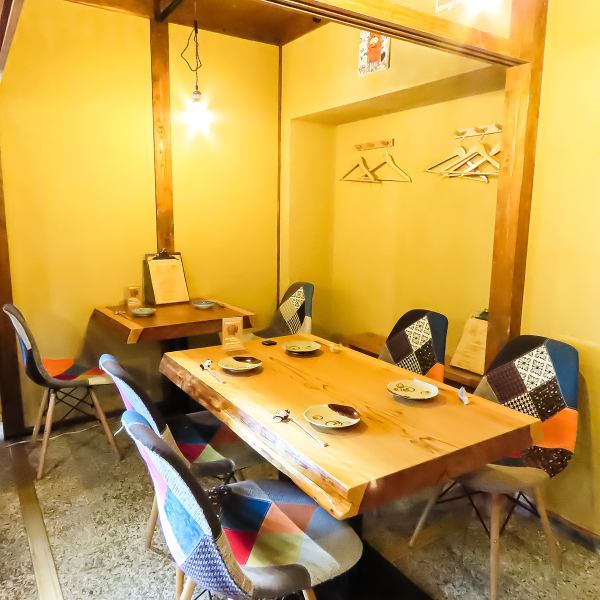 当店は、心地よいテーブル席が用意されており、友人や家族との食事を楽しむのに最適です。落ち着いた雰囲気の中で、美味しい料理と共に楽しいひと時を過ごせます。店内は温かみのあるデザインが施されており、どの席に座っても居心地の良さを感じることができます