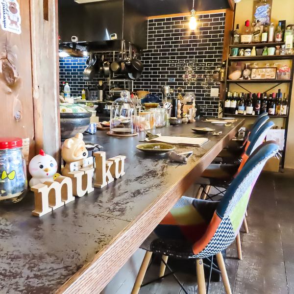 カウンター席が魅力の当店は、大人の隠れ家としての雰囲気を大切にしています◎