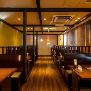 【万葉庵BOX席:2～4名×15卓】居心地の良い寛ぎ空間。落ち着いた雰囲気が漂う和モダンなBOX席。女子会やデート、昼食などの少人数のお集まりにおすすめです。背もたれをやや高めにしているので、後ろのお客様を気にせずごゆっくりとお過ごしいただけます。