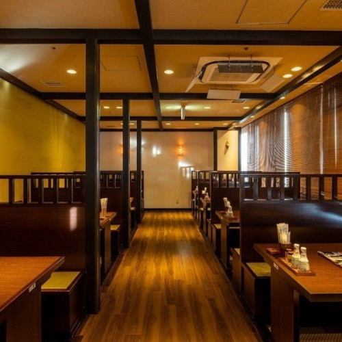 【万葉庵BOX席:2～4名×15卓】居心地の良い寛ぎ空間。落ち着いた雰囲気が漂う和モダンなBOX席。女子会やデート、昼食などの少人数のお集まりにおすすめです。背もたれをやや高めにしているので、後ろのお客様を気にせずごゆっくりとお過ごしいただけます。