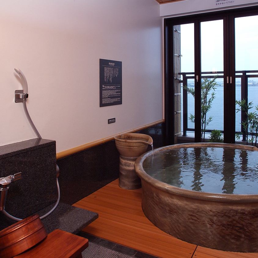 在溫泉裡放鬆身心，好好休息一下。您還可以享用美味佳餚♪