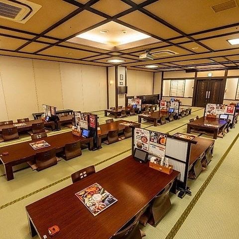【可容納200人的宴會廳】推薦用於公司或團體宴會！我們擁有寬敞舒適的場地，可容納200人用餐。座位設在榻榻米房間內，因此也推薦給有小孩的家庭。這裡還設有自助飲料區。請隨意用它來快速喝水。