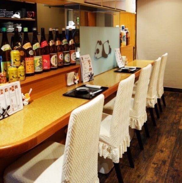 《サク飲み・プライベート使いに最適♪》間隔の広いカウンターは5席！シェフとの距離も近く、お料理の臨場感も楽しめます♪お仕事終わりのサク飲みから休日のプライベート・デート使いまで幅広くご利用いただけます！