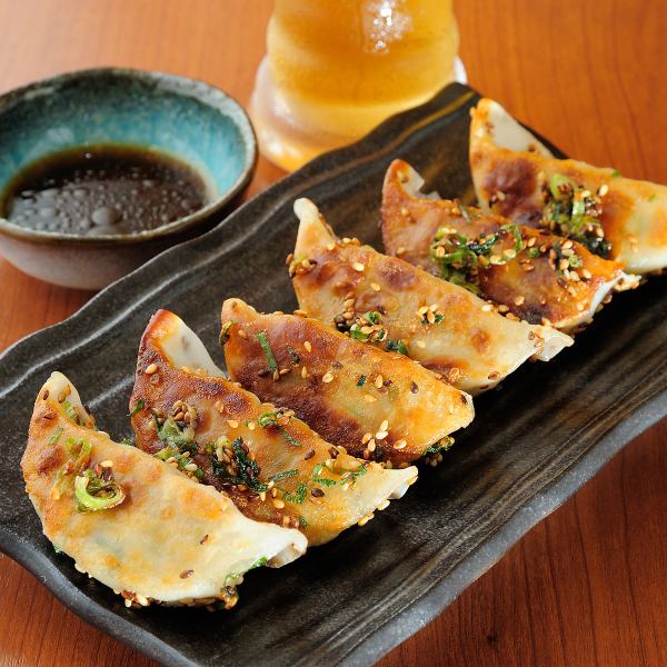 【お酒の相性は抜群！】上海焼き餃子　880円(税込)