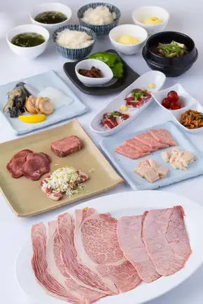 一份奢华的高级套餐，包含优质肉类甚至海鲜……共11道菜，7500日元。