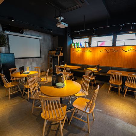 Stylish round table ♪ Fun table seats around the food.