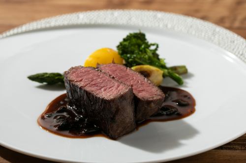 [Highly recommended charcoal-grilled] Charcoal-grilled A5 Kuroge Wagyu female red thigh 100g 2,880 yen (tax included)