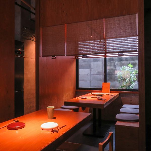 【雰囲気抜群の店内◎】半個室風のお席は、周りを気にせずお食事をお楽しみいただけます。落ち着いた雰囲気の居心地の良さを感じていただけるのも魅力の一つです。お仕事帰りやご友人とのお集まり、ご家族とのお時間をお愉しみください。店舗までお気軽にお問い合わせくださいませ。