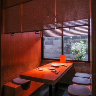 【半個室あり◎】半個室風のお席は、周りを気にせずお食事をお楽しみいただけます。落ち着いた雰囲気の居心地の良さを感じていただけるのも魅力の一つです。お仕事帰りやご友人とのお集まり、ご家族とのお時間をお愉しみください。※4名がけのテーブル席も2卓ございます。