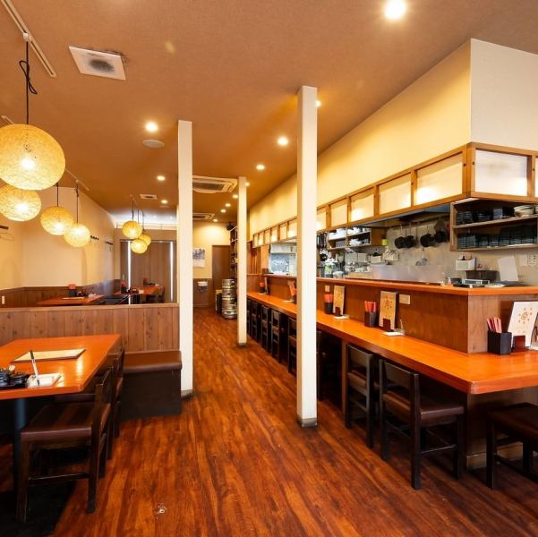広々と明るい雰囲気の店内です◎テーブル32席、カウンター11席ございます。テーブルは人数に合わせて結合することもできますので、少人数～大人数まで様々な形でご宴会をお楽しみいただくことも可能です♪飲み放題付きのコースもございますので、ぜひ会社宴会などでご利用ください☆