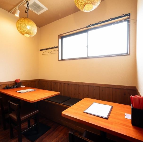 お店の奥には仕切りのあるテーブル席が6名分ございます♪片方がソファー席となっており、広々とお使いいただけます！周りを気にせずお寛ぎいただけるので、小さいお子様連れの方や仲間うちでしっかり語らいたい方などにもおすすめです◎ご予約は不要ですので、使用を希望される方はご来店時にお申し伝えください！