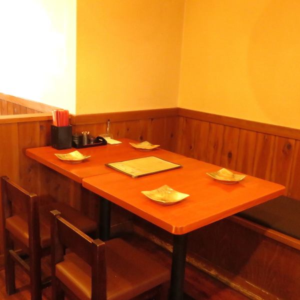 ゆったりと落ち着いてお食事できるテーブル席は32席ご用意しております◎宴会でご利用いただくも良し、デートや親しい友人とふたりで過ごしていただくのにもおすすめです♪ノンアルコールドリンクもご用意しており、飲みたいお酒やドリンクを考えながらお食事を楽しんでいただけます！