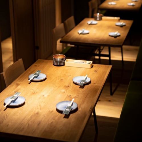 <p>木を基調にした個室は落ち着いた空間となっております。美味しい創作料理をワインや日本酒とペアリングしながらお楽しみ頂く事をオスススメします。とにかく、オシャレに特別感ある、贅沢な日を堪能したい日には当店に是非お越しください。</p>