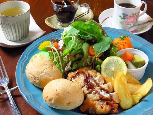 <Dinner course>Chicken salad bread plate