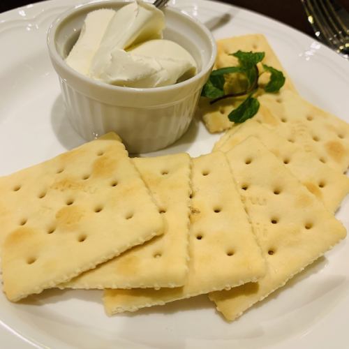 Hokkaido cream cheese and crackers