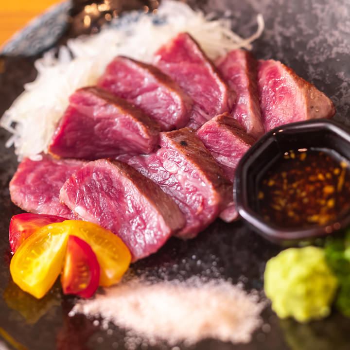 近江牛や熊本赤牛といった上質なお肉も藁焼きでご提供