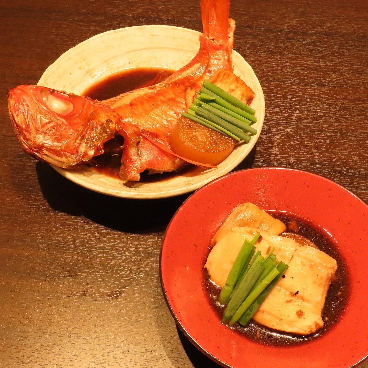 朝仕入れた鮮魚を使った日替わりのお刺身盛り合わせや煮つけが◎