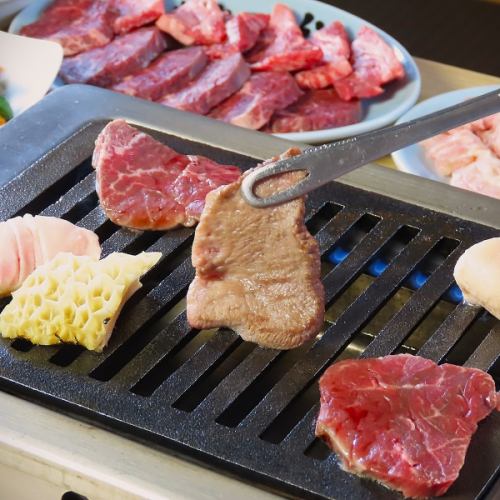 《焼肉で世界を元気に！》昔ながらのレトロな居酒屋風スタイルで楽しむ焼肉