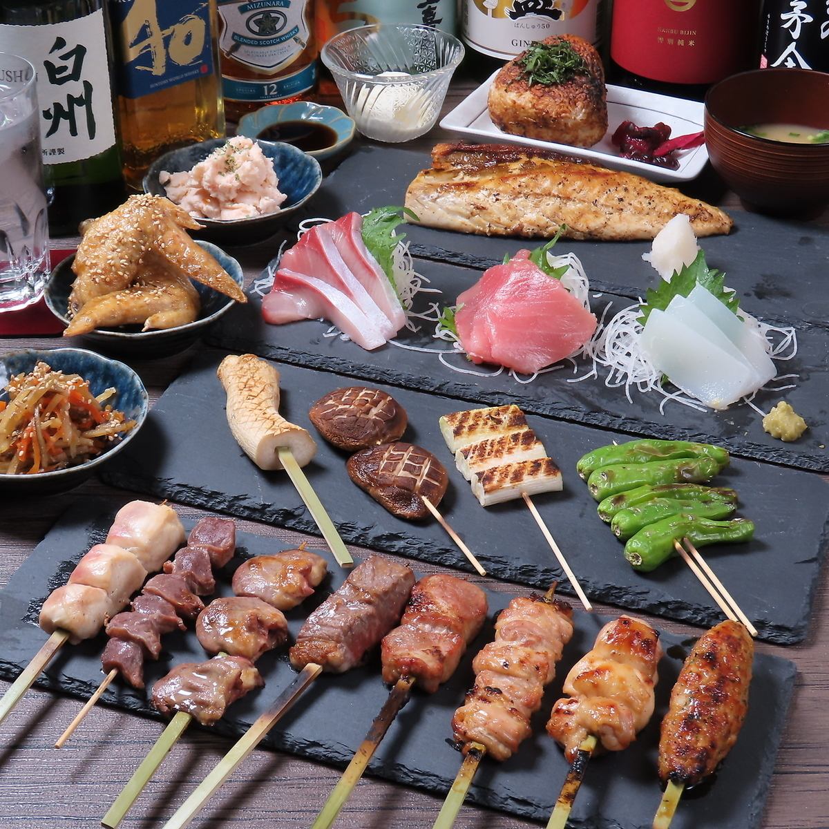 備長炭で焼く朝締め鶏と、旬を味わう豊富な一品料理。寛ぎの空間でお楽しみください