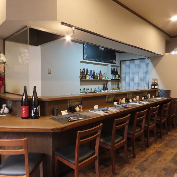 当店では、1階席、2階席のご用意がございます。1階にはカウンター席が7席。目の前で焼き上げられ提供されるこちらのカウンター席は、デートにもぴったりのお席です。お一人様でのお食事も大歓迎です。ご予約お待ちしております。