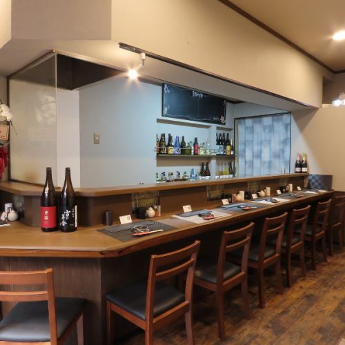 <p>当店では、1階席、2階席のご用意がございます。1階にはカウンター席が7席。目の前で焼き上げられ提供されるこちらのカウンター席は、デートにもぴったりのお席です。お一人様でのお食事も大歓迎です。ご予約お待ちしております。</p>