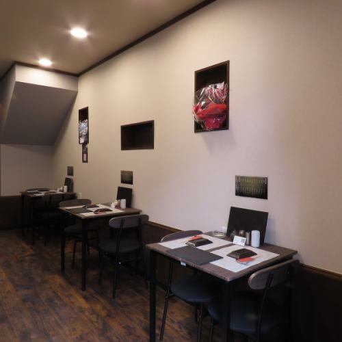 <p>1階席には2名掛けテーブルを3席ご用意しております。炭火の香りに食欲をそそられながら、ご友人や会社帰りなど様々なご利用場面でお使いいただけます。一本一本丁寧にプレートに提供され、SNS映えも間違いなしです。</p>