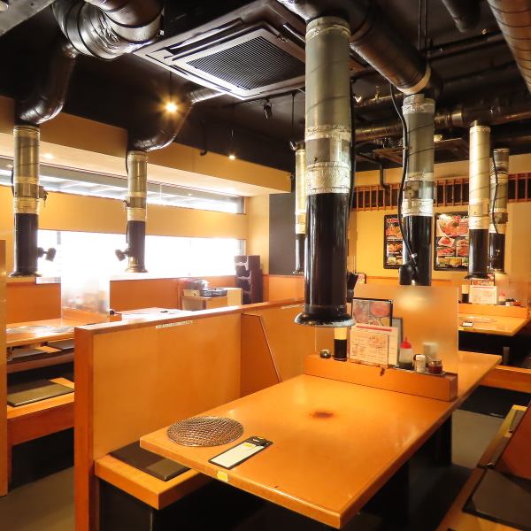 【広々としたテーブル席】賑やか・アットホームな店内。友人・家族とのお食事や、女子会やデートまで幅広くご利用いただけます。お一人様も◎