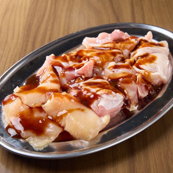 一皿500円前後というリーズナブルな価格設定ながら、提供する鶏肉は鮮度にこだわったものばかりです。お財布に優しいお値段で、質の高いお食事を心ゆくまでお楽しみいただけます。活気ある雰囲気の中、お気軽にご利用いただけるお席もございますので、お一人様での晩酌やクイックな夕食にも気軽にご利用ください。