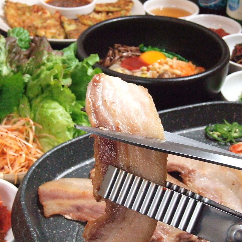 Pork Maruha course and a la carte are full of cospa! Feeling is authentic Korean restaurant!