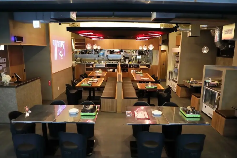 【豚まる本場韓国の雰囲気のこだわり】店内のテーブルや食器はまるまる韓国からお取り寄せ!抜群に本場の雰囲気を感じられる店内です!にぎやかな雰囲気の中で仕事帰りの一杯や少人数でのご宴会などに最適です☆大型宴会には45名以上で貸切もOKですよ!フロアー全体を貸し切れば一体感溢れる楽しいご宴会間違いなしですね♪