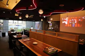 テーブルをつなげれば大人数もOK!K-POP流れる店内で韓国気分♪