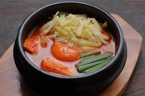チーズスンドゥブチゲ