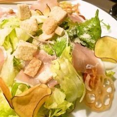 Caesar salad with avocado and prosciutto