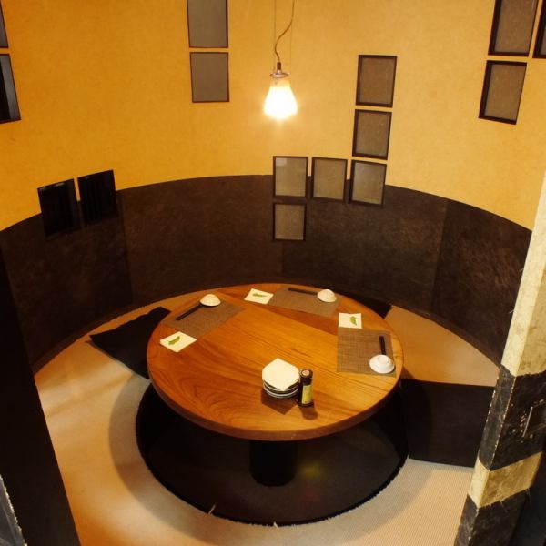 [Private room ★ Entertainment and anniversaries ★ Surrounding the round table] A digging kotatsu-style private room with a round table where you can relax in a moist and mature atmosphere.It is also recommended for private dining scenes such as anniversaries, second parties, dates, and dining with colleagues.