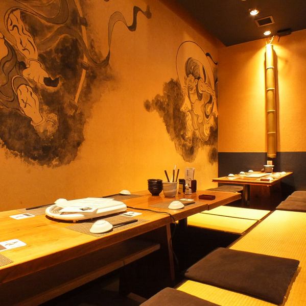 [最多可容纳20人！]大型私人房间。一家静calm的日式餐厅，就像带有日本氛围的隐居之所。由于是私人房间，因此在公司宴会和女孩派对上也很受欢迎。我们接受各种宴会的预订！