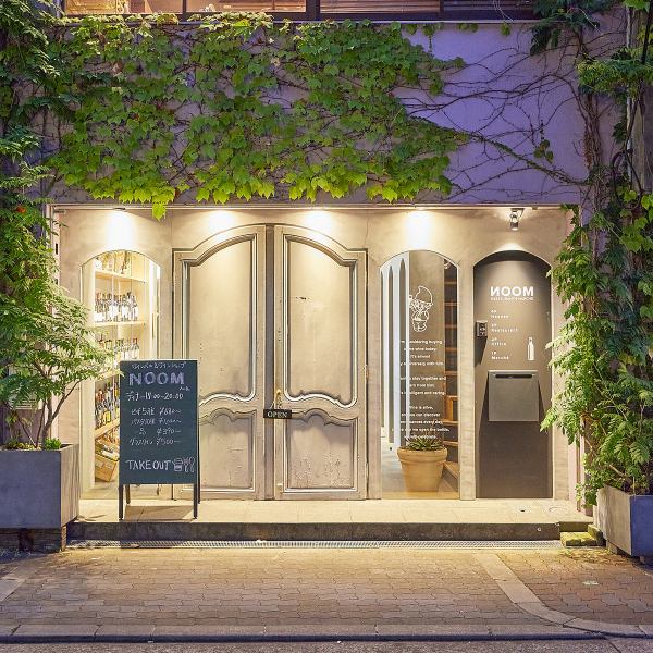 [The stylish exterior surrounded by plants is a landmark♪] Conveniently located, a 5-minute walk from Honmachi Station on the Yotsubashi Line♪ The stylish space inside and outside the store is perfect for after work, a girls' night out, or lunch with friends.