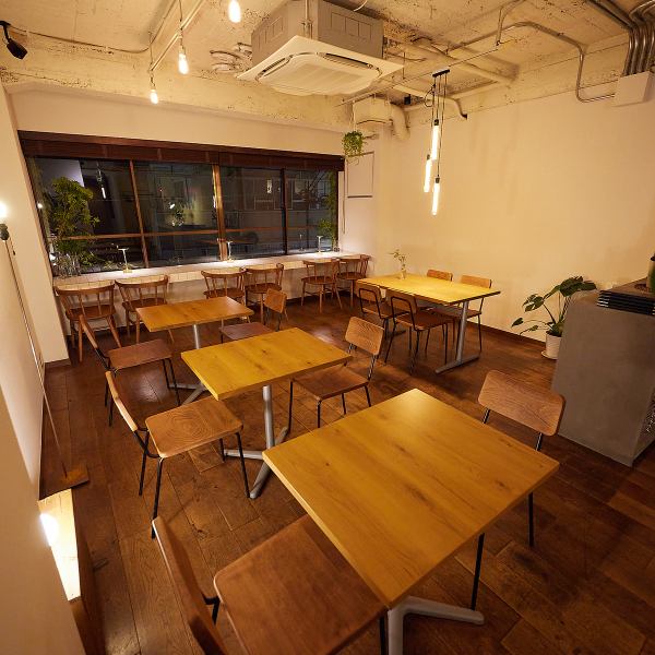 [Simple and calming space] The restaurant is on the third floor, so you can enjoy a sense of freedom due to the light from outside. By combining the tables, you can enjoy a meal for up to 10 people!