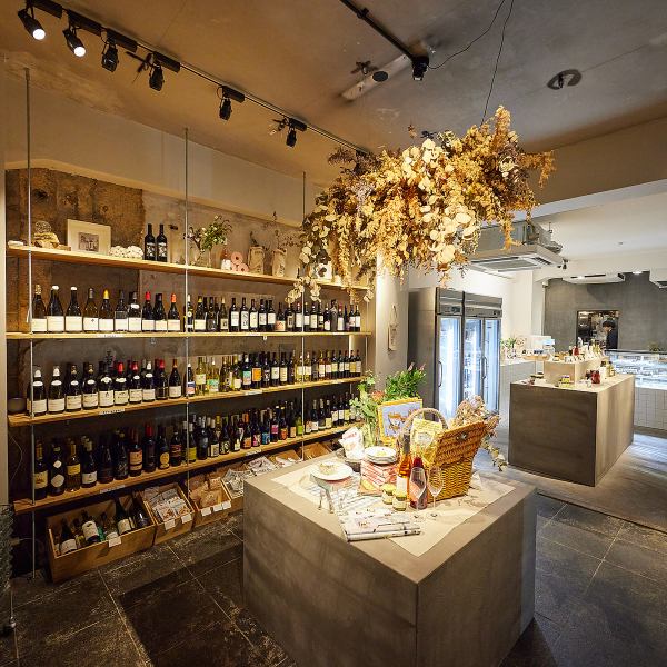 [1st floor shopping area] A shopping area that sells seasonings, snacks, wine, deli, pudding, etc. carefully selected by the chef and sommelier.