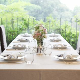 【レストランフロア】本格的な西洋料理を、一品料理やコースでお楽しみいただけるレストランフロアでは、お料理の彩りを引き立てる、白を基調としたテーブル席をご用意しております。