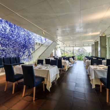 [餐厅楼层] 餐厅楼层与丰富的自然融为一体，充足的阳光透过金刀比罗神社森林的树木照射进来。以白色和蓝色为主色调的明亮开放的空间提供了高品质的放松时刻。