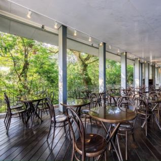 [Enjoy a relaxing moment at a comfortable terrace seat] From spring to autumn, the open terrace on the cafe floor is open to the public.Relax in the relaxing space at the 500th stone staircase while enjoying the pleasant breeze blowing through the Kotohira Shrine forest and the chirping of birds.