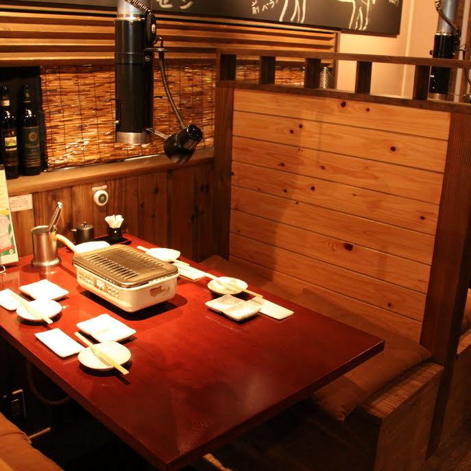 半個室でプライベート空間をご用意。焼肉デートは蔵寺町店で！