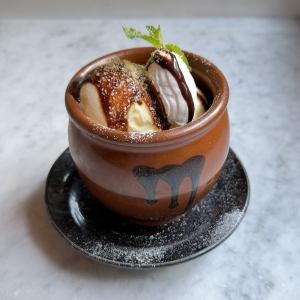 검은 꿀 가루의 항아리 아이스