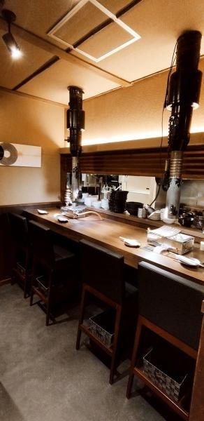 餐廳設有吧台座位，方便獨自用餐的客人前來用餐。非常適合午餐或下班後獨自小酌！ [河原町/四條/烤肉/肉類/宴會/暢飲/包廂/歡迎派對/告別派對/日本黑毛與牛/京都聯排別墅]