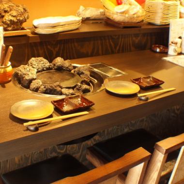 【전석 용암 철판 구비 ♪】 각 테이블에 구비되어있는 용암 철판에서 식사를 즐겨 보시기 바랍니다! 현장감 넘치는 카운터는 2 인도 ◎