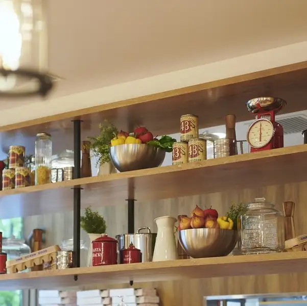 全席禁煙のクリーンで落ち着いた店内は、ゆっくりと食事やカフェを楽しむのに最適。バリアフリー完備でベビーカーや車椅子でも安心です。充電スポットも備えており、どなたでも快適に過ごせます。
